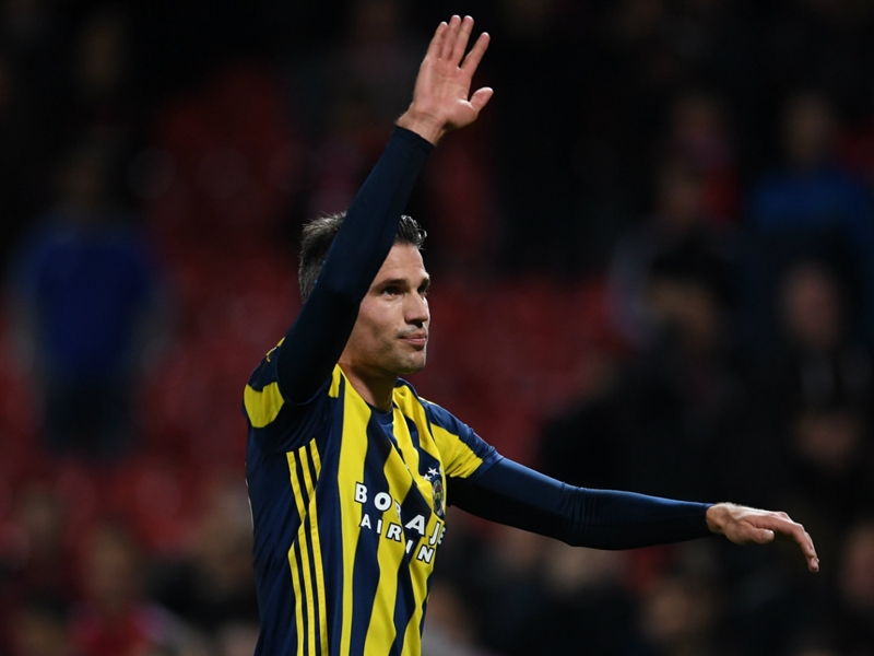 Van Persie suffers gruesome eye injury in Fenerbahce match