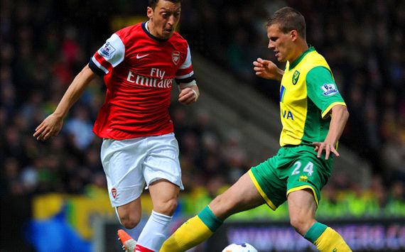 Mesut Oezil Ryan Bennett Norwich City v Arsenal Premier League 05112014