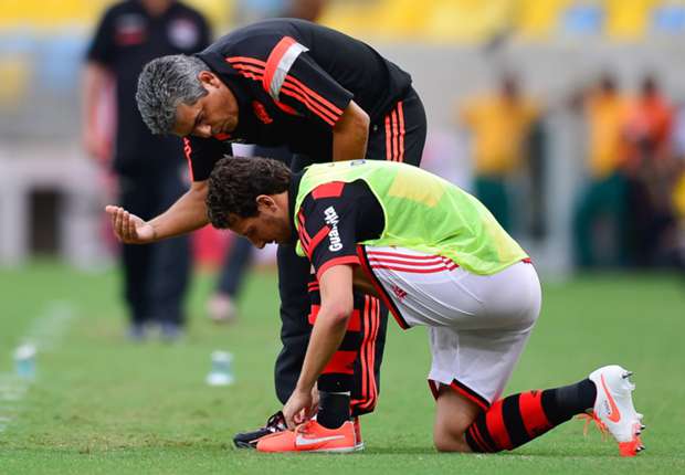 O treinador passa instruções em seu retorno ao comando do Flamengo