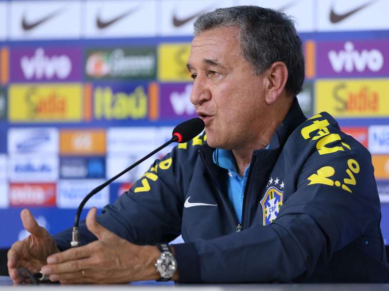 Parreira diz que 'faltou experiência' na Copa Parreira diz que 'faltou experiência' na Copa
