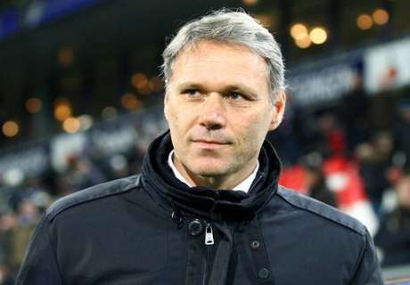 Van Basten steps down as AZ coach