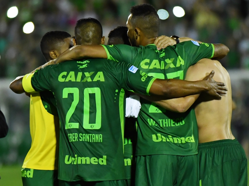 Preghiamo per voi: i messaggi di club e giocatori da tutto il mondo per la Chapecoense