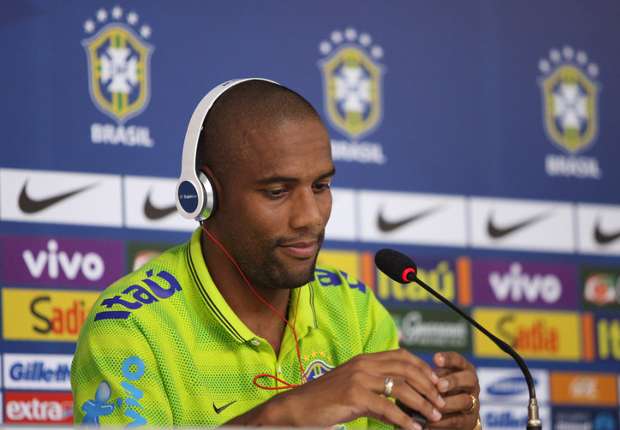 Maicon siap bersaing dengan Dani Alves