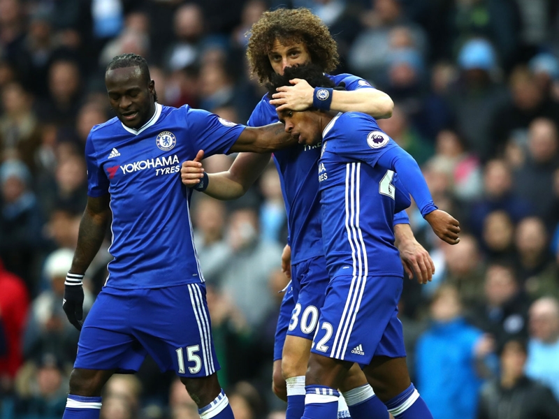 Moses signs new Chelsea deal