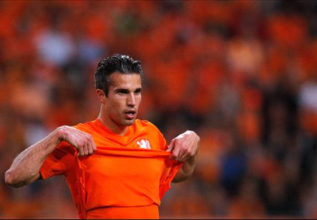 Van Persie calms fresh injury fears