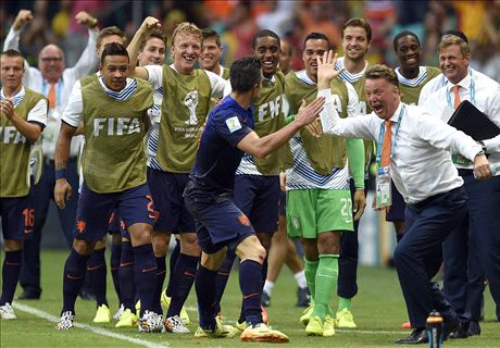 Will Van Gaal make Van Persie his captain?