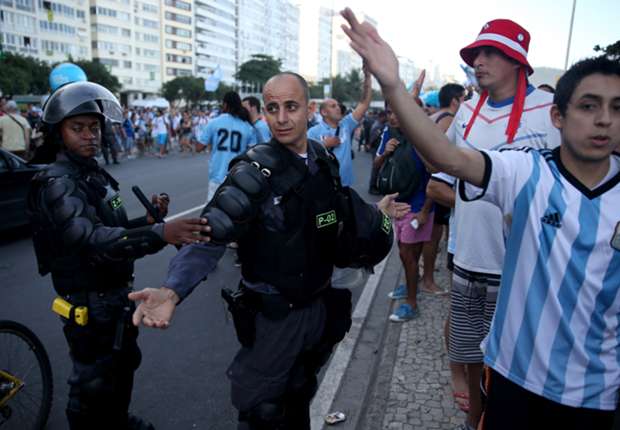 Barras-brava tentam conseguir ingressos com cartolas argentinos, em hotel no Rio de Janeiro