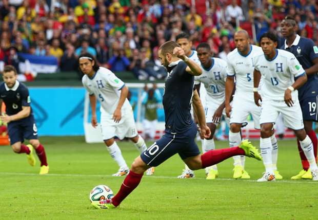 Karim Benzema abriu o placar cobrando pênalti