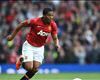 Valencia signs new Manchester United contract