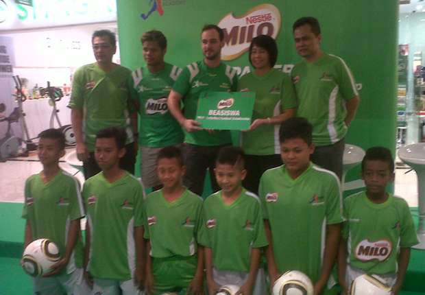Sebanyak 20 anak Indonesia berbakat akan menerima beasiswa dari program Milo-LotteMart Football Scholarship.