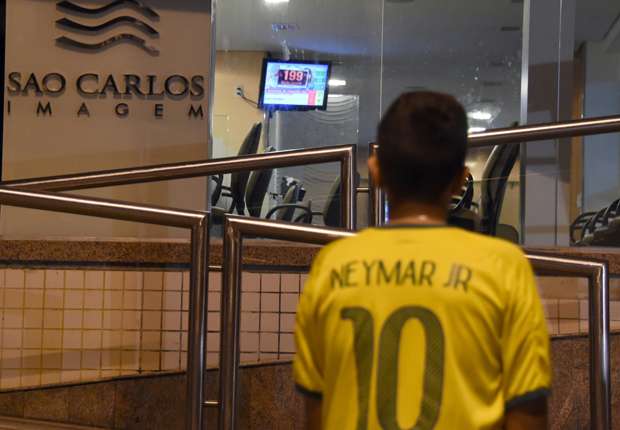 Neymar chega à Teresópolis de ambulância - Goal.com