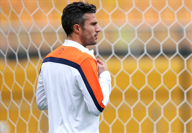 I'll leave Van Persie decision as late as possible - Van Gaal