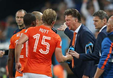 Kuyt backs 'leader' Van Persie