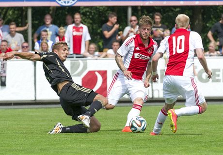 Ajax remiseert, FC Twente haalt uit