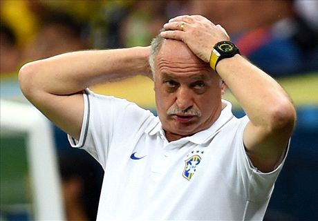 Maicon defends Brazil boss Scolari