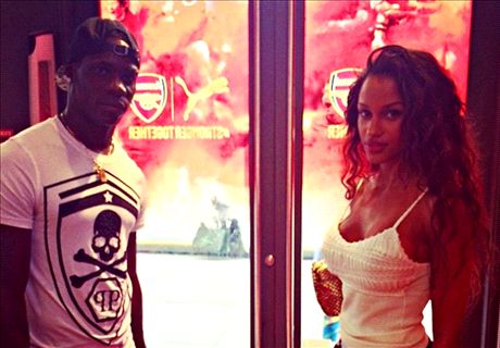 VIDEO: Balotelli irons with Ibra book