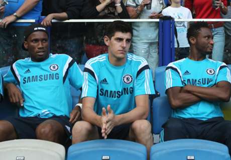 Chelsea players welcome Courtois
