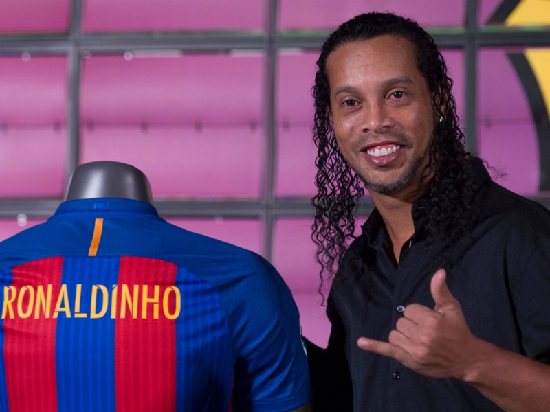 Cute Barcelona fans give Ronaldinho hilarious handshakes
