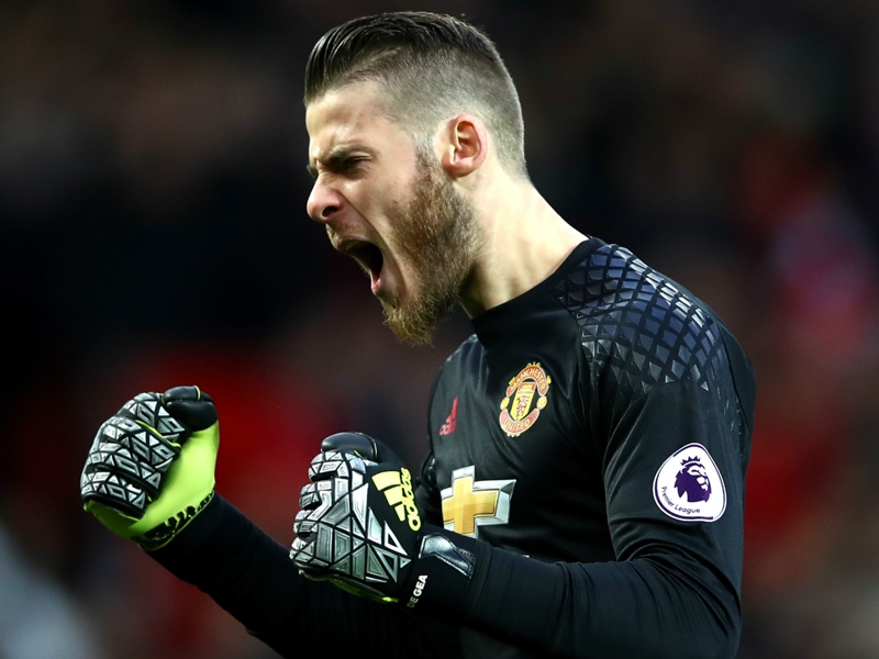 Real Madrid say 'someone is messing around' with Man United star De Gea