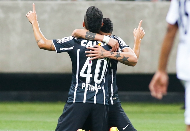 Petros comemora o gol da vitória do Timão
