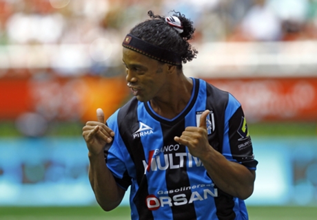 Ronaldinho scores on league debut