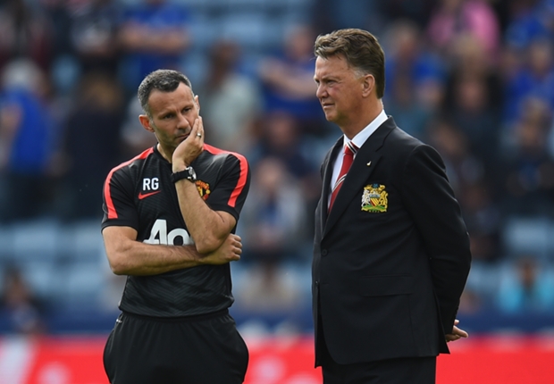 Louis van Gaal y Ryan Giggs no le encuentran la vuelta al United