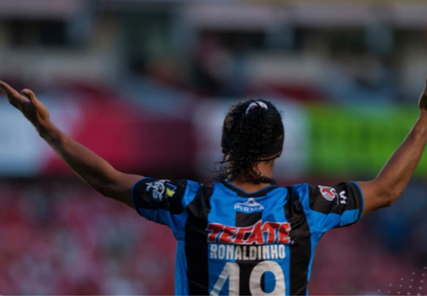 Ronaldinho mostró algunos destellos de calidad.