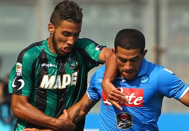 Saphir Taider e Walter Gargano lottano a centrocampo
