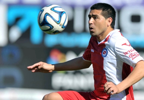 Riquelme announces retirement