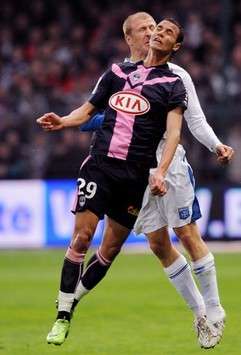 Ligue 1 : Marouane Chamakh (Bordeaux) vs Stephane Grichting (Auxerre)