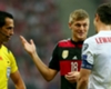 Deutschlands Kroos redet mit Polens Lewandowski