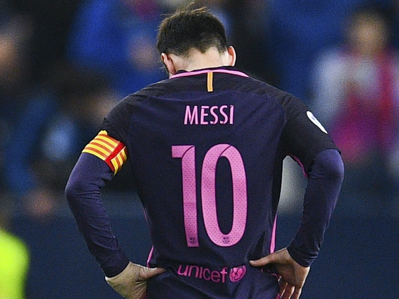 Barcelona blow golden chance to draw level with Real Madrid