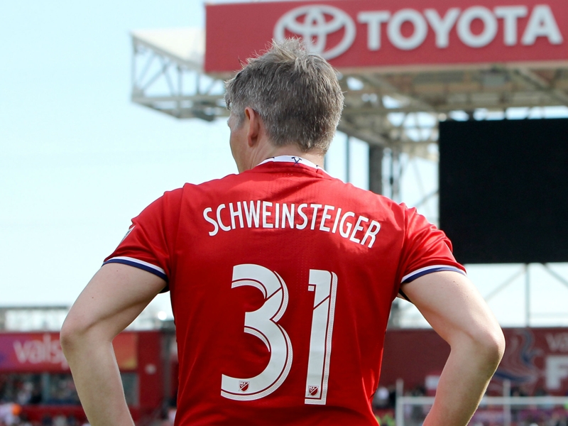Schweinsteiger takes picture of unknowing fan with Fire players