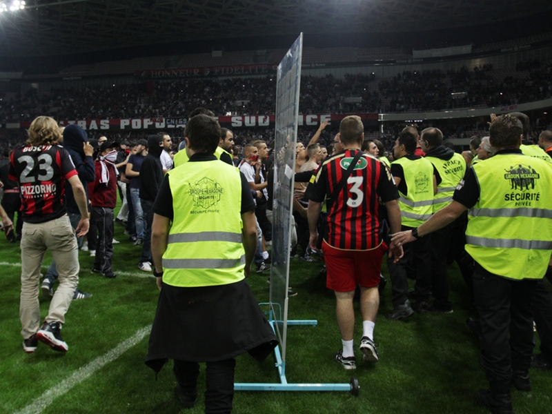 Group of 15 Nice fans arrested after pitch invasion