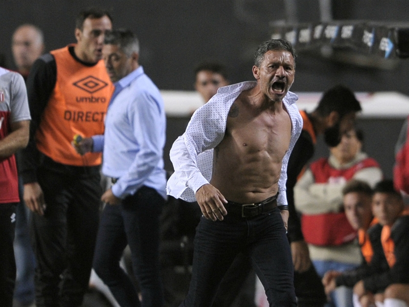 WATCH: Former Arsenal defender Nelson Vivas loses his shirt over being sent off