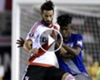 VIDEO: Larrondo se enojó porque no le dieron el penal ¡y ni lo miró!