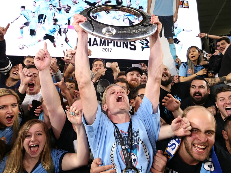 Sydney FC re-sign Matt Simon
