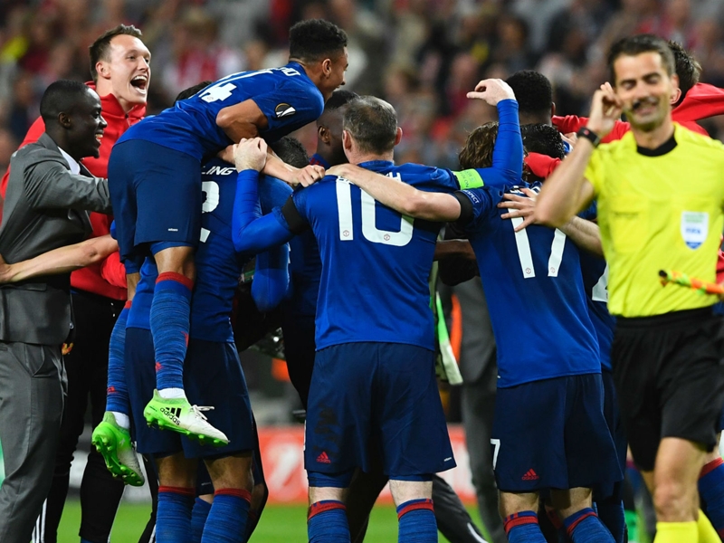 Manchester City send classy tribute to Europa League winners Manchester United