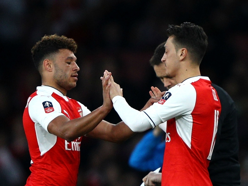 'Ozil hands out free holidays' - Oxlade-Chamberlain salutes Arsenal's 'silent assassin'