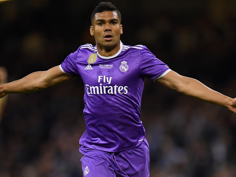 Barcelona's Busquets hails Real Madrid's Casemiro as one of the world's best midfielders