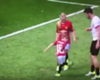 VIDEO: Carrick Junior tunnelt seinen alten Herren