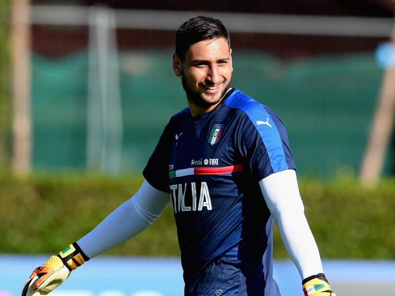 Italy fans shower Donnarumma in fake money after rejecting Milan contract
