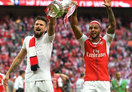 West Ham Inginkan Giroud & Walcott
