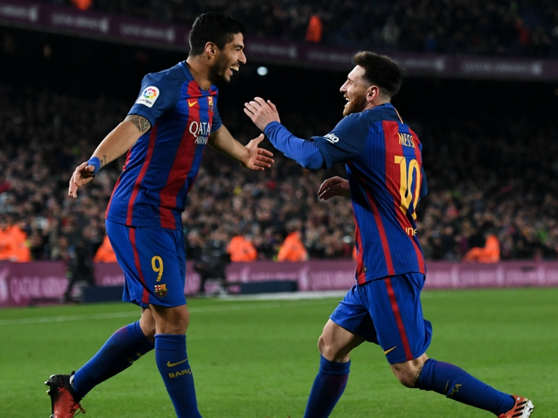 VIDEO: Messi and Suarez play keepy-uppy in a swimming pool