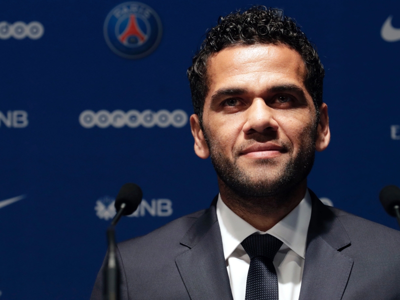Alves urges Verratti to snub Barcelona for PSG stay