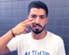 Luis Suárez muestra su cara más solidaria