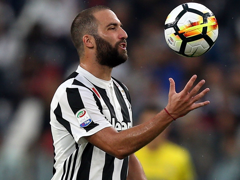 Higuain challenged by Juventus boss Allegri following Argentina snub