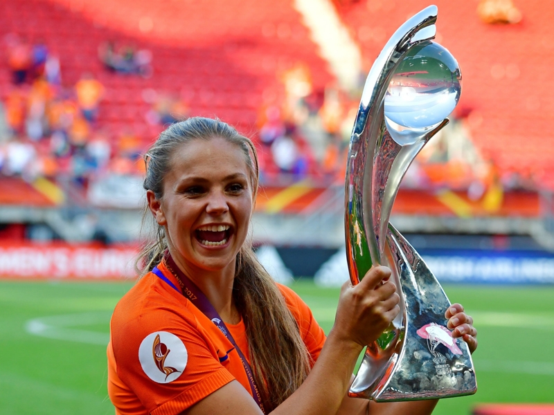 VIDEO: Touzani meets FIFA Best Women's Player of 2017 Lieke Martens