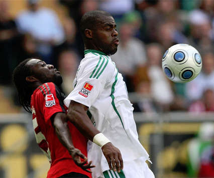 Bundesliga: VfL Wolfsburg - Bayer 04 Leverkusen, Sarpei, Grafite (firo)