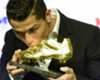 Cristiano Ronaldo kisses the Golden Boot